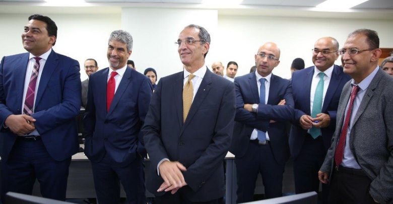 وزير الاتصالات وقيادات شركات المحمول خلال افتتاح مركز مراقبة جودة خدمات الاتصالات