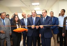 وزير الاتصالات ومحافظ اسيوط خلال افتتاح مركز خدمة عملاء اورانج
