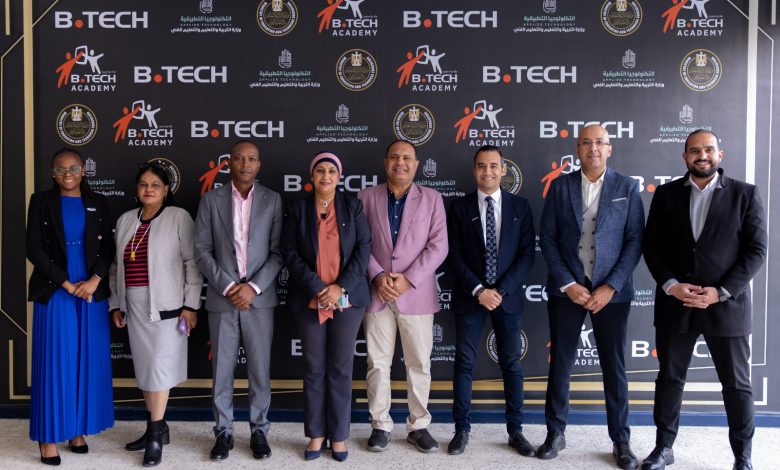 فد الهيئة التعليمية لقطاع التجزئة بجنوب افريقيا خلال زيارته لمدرسة بي تك