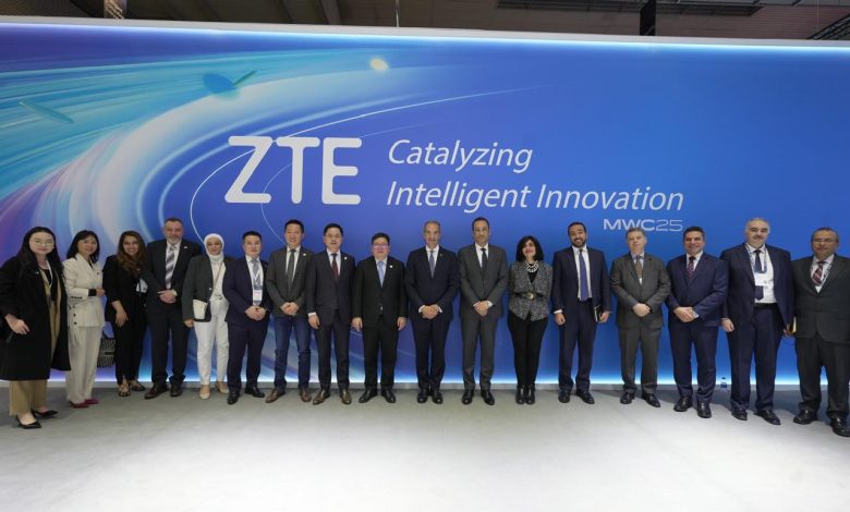 وزير الاتصالات خلال MWC 2025