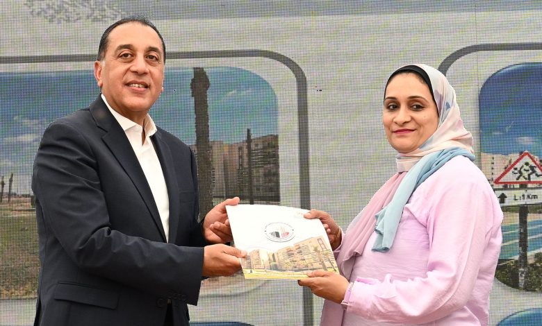 رئيس الوزراء يسلم عقود وحدات "سكن لكل المصريين" في مدينة أكتوبر الجديدة