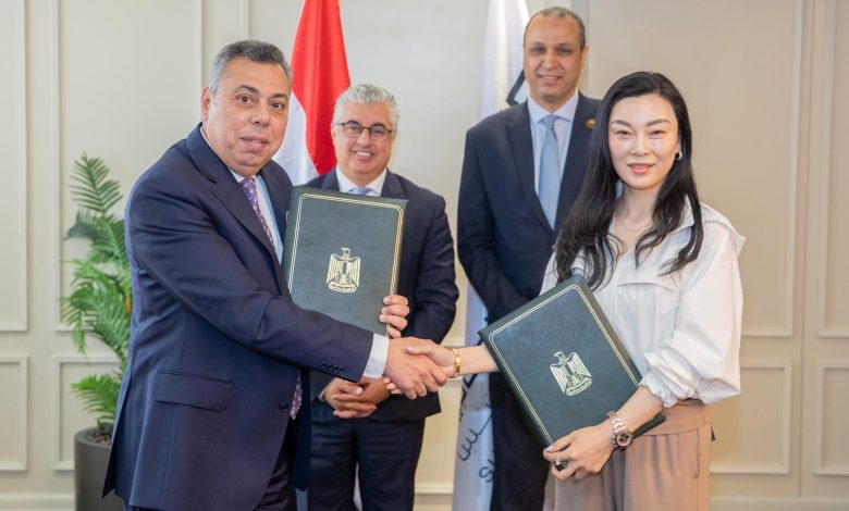 توقيع عقد استثماري بـ7 ملايين دولار لإقامة مصنع ملابس جاهزة في القنطرة غرب الصناعية