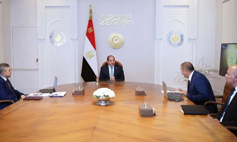 السيسي يستعرض تطورات حركة الملاحة في قناة السويس مع مسؤولي الهيئة