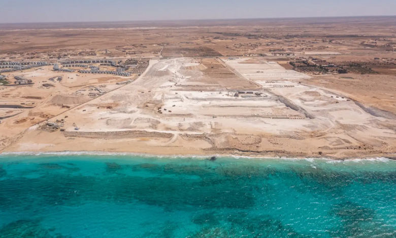 الحكومة المصرية تفرض رسومًا جديدة بالدولار على المشاريع الأجنبية في الساحل الشمالي