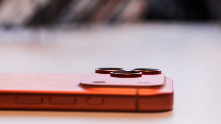 خلل غامض يربك مستخدمي آيفون 17.. علاقة غير متوقعة مع ساعة أبل