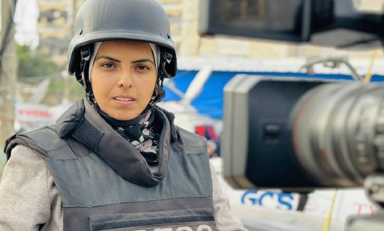 مريم أبو دقة تفوز بجائزة بطل حرية الصحافة