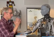 اكتشف جهازًا ذكيًا جديدًا يطوره باحثون من جامعة كاليفورنيا لقراءة إيماءات اليد بدقة عالية باستخدام الذكاء الاصطناعي، مما يفتح آفاقًا جديدة للتحكم بالروبوتات في بيئات طبية وصناعية معقدة.