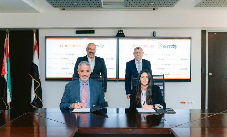 شراكة استراتيجية بين e& business وصيدليات العزبي لتعزيز التحول الرقمي وتطوير الكفاءة التشغيلية في القطاع الصحي