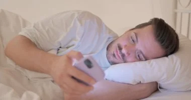 جيل Z في الصدارة.. دراسة تكشف فخ الـ 4 ساعات يومياً وتصاعد إدمان الهواتف في 2026