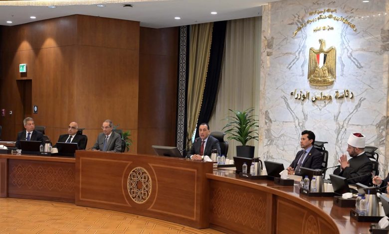 رئيس الوزراء يترأس اجتماعاً لتفعيل آليات التصدي للشائعات وحماية الاقتصاد الوطني