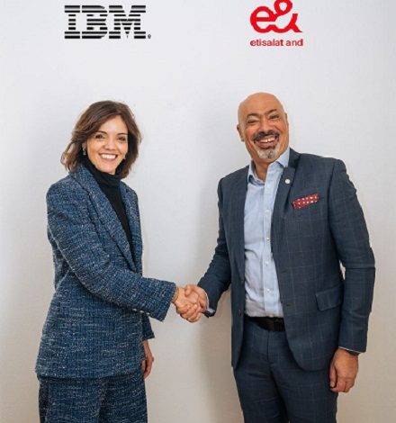 IBM وe& يطلقان ذكاءً اصطناعيًا يتخذ القرارات التنظيمية نيابة عن المؤسسات خلال دقائق