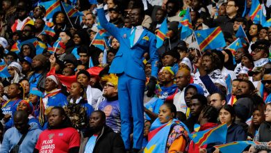 ظل واقفًا طوال المباراة.. من هو باتريس لومومبا الذي خلد المشجع الكونغولي ذكراه في مدرجات كأس الأمم الأفريقية؟