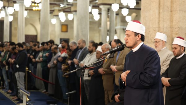 الجامع الأزهر يتلألأ في الليلة السابعة من رمضان.. آلاف المصلين يحيون التراويح بالقراءات المتواترة