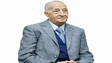 مصر تنعى الإذاعي الكبير فهمي عمر صاحب العبارة الخالدة «هنا القاهرة»