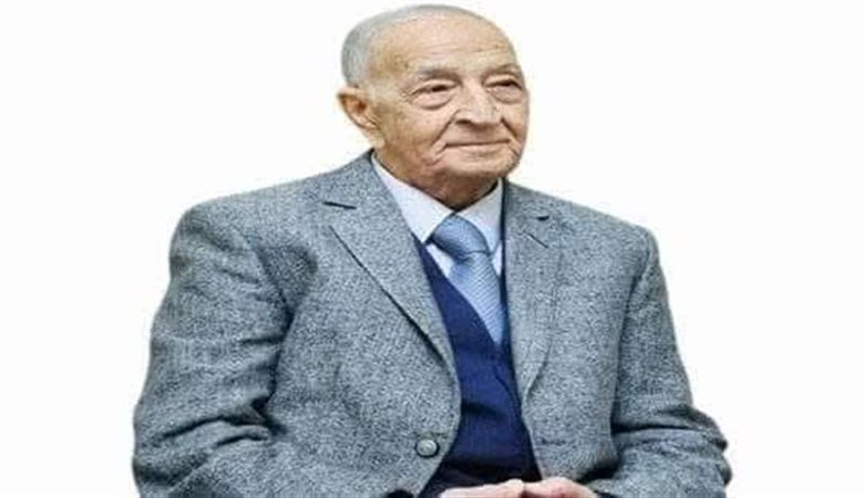 مصر تنعى الإذاعي الكبير فهمي عمر صاحب العبارة الخالدة «هنا القاهرة»