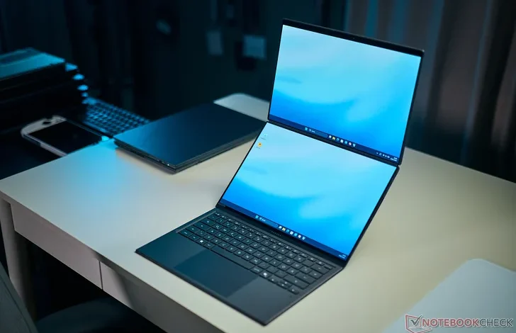 جهاز بشاشتين يربك سوق اللابتوب: تجربة Zenbook Duo 2026