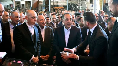 جولة مفاجئة لرئيس الوزراء في سوق العبور.. تحركات عاجلة لضبط الأسعار