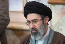 وريث خامنئي تحت النار.. نظام إيران يواجه اختبار بقاء مع تراجع قاعدة الدعم