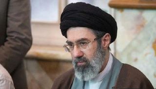 وريث خامنئي تحت النار.. نظام إيران يواجه اختبار بقاء مع تراجع قاعدة الدعم