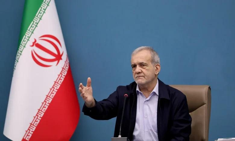 الرئيس الإيراني يعلن حزمة دعم اقتصادي لتأمين الغذاء والدواء وسط الحرب مع إسرائيل