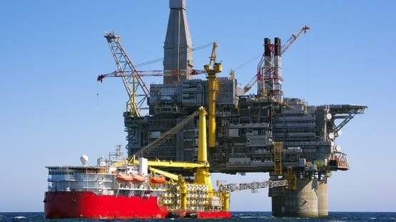 أسعار النفط تسجل قفزة أسبوعية وسط مخاوف من نقص الإمدادات والتوترات في الشرق الأوسط