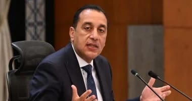 رئيس الوزراء: استمرار العمل عن بُعد يومًا أسبوعيًا ضمن خطة ترشيد استهلاك الطاقة ومراجعة مواعيد غلق المحلات