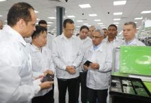 وزير الاتصالات ومحافظ بني سويف يتفقدان مصنع الإلكترونيات "التابلت والموبايل" بمجمع مصانع سامسونج