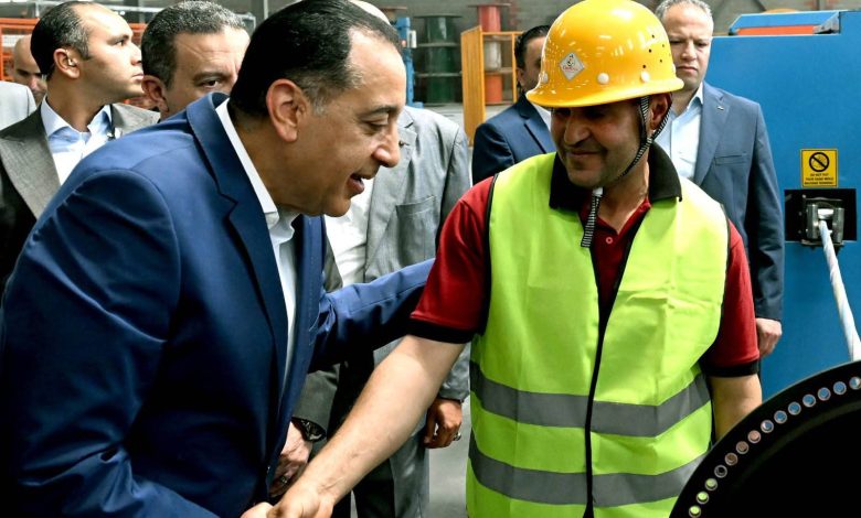 رئيس الوزراء يتفقد مصنع “الوادي للكابلات” بمدينة السادات ويؤكد دعم الدولة للصناعة