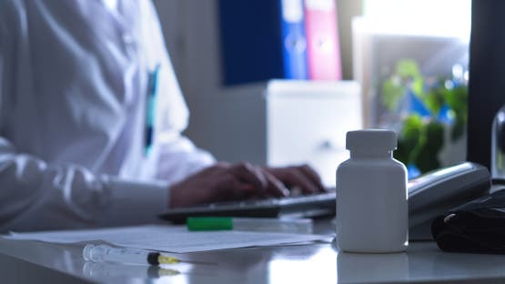 بعد انتشارهم على السوشيال ميديا.. مصر تواجه الأطباء المزيفين بـ"QR Code" وتشريعات رادعة