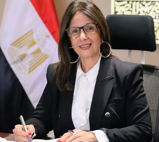 بسبب قضية شخصية.. وزيرة الثقافة تضرب نموذجاً في احترام القضاء وتقدم استقالتها