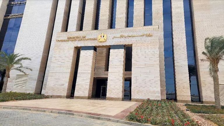 هل يحق للمصريين أداء العمرة بالتأشيرة السياحية الجديدة؟ التفاصيل الكاملة بعد إدراج مصر ضمن الدول المستفيدة