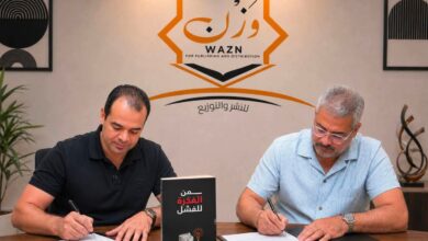الدكتور أحمد حنفي يوقع عقد كتاب من الفكرة للفشل مع دار وَزْن