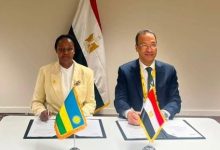 وزير الاتصالات يوقع مذكرة تفاهم مع نظيره الرواندي لتعزيز التعاون في الذكاء الاصطناعي والتحول الرقمي