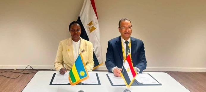 وزير الاتصالات يوقع مذكرة تفاهم مع نظيره الرواندي لتعزيز التعاون في الذكاء الاصطناعي والتحول الرقمي