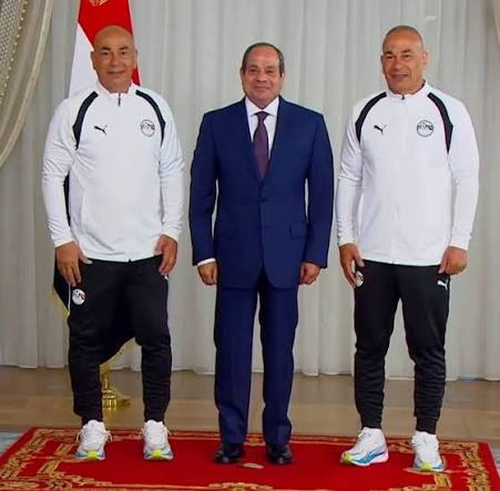 الرئيس السيسي يؤكد دعمه للكرة المصرية خلال اجتماع مع محمد صلاح والجهاز الفني