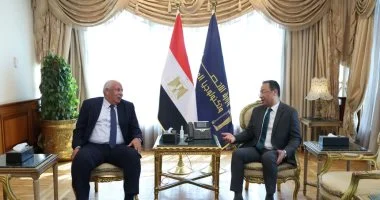 وزير الاتصالات يبحث مع محافظ مطروح تطوير الخدمات الرقمية.. ألياف ضوئية وتشخيص طبي عن بُعد