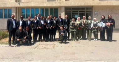 طلاب جامعة العاصمة يطورون نظامًا آليًا لتنظيف الألواح الشمسية عبر مشروع تخرج لدعم الطاقة النظيفة