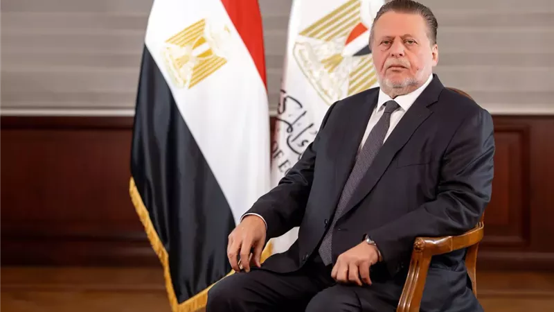 الرئيس السيسي يجدد الثقة في حسن عبد الله.. 40 عامًا من الخبرة تقوده لعام جديد على رأس البنك المركزي