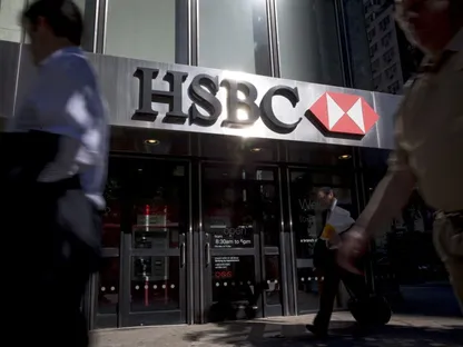 صفقة مصرفية ضخمة.. HSBC يبيع أنشطة التجزئة المصرفية في مصر إلى الإمارات دبي الوطني بـ300 مليون دولار