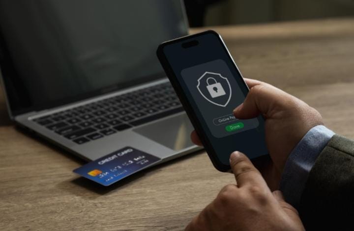 بطاقتك البنكية قد تكشف بياناتك.. لماذا أصبح الدفع بالهاتف أكثر أمانًا؟