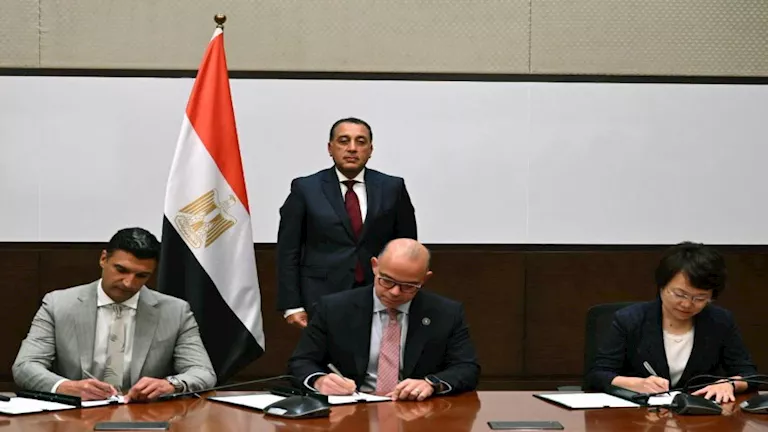 مصر تفتح بابًا جديدًا لتوطين صناعة السيارات.. مشروع صيني لإنشاء مصانع ومعدات الإنتاج الذكية