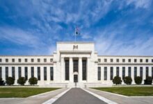 الفيدرالي الأمريكي يرفع سعر الفائدة لأول مرة منذ 3 سنوات.. إلى أين تتجه الأسواق؟