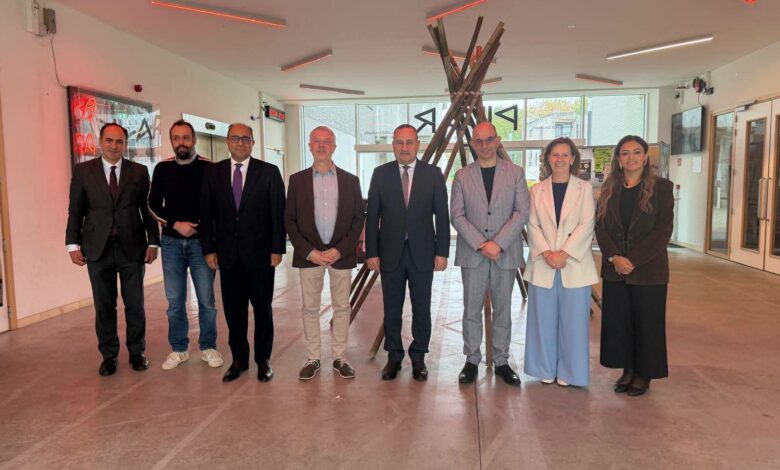 وزير التعليم العالي يبحث مع رئيس جامعة بروكسل الحرة تعزيز التعاون في الطاقة النظيفة والروبوتات والتكنولوجيا الحيوية